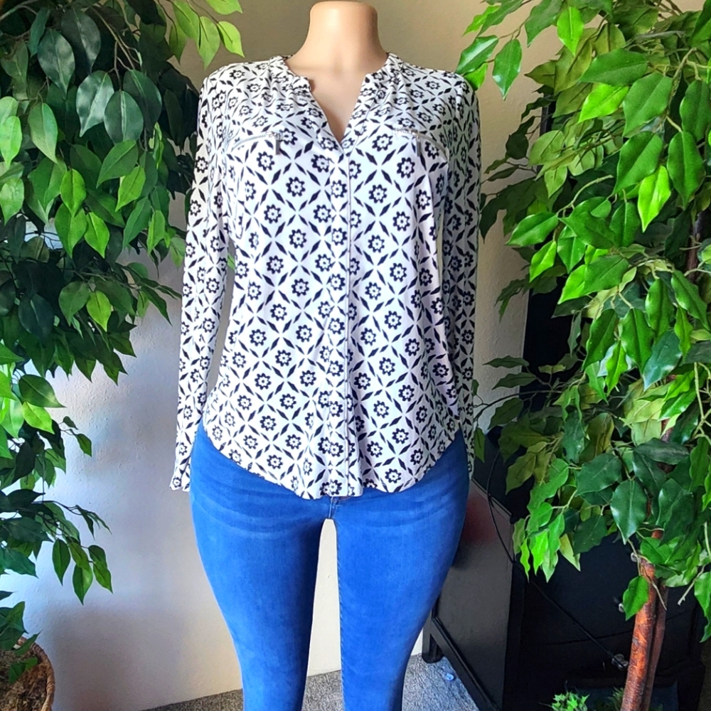 Black and White Long Sleeve  Blouse Size (S)